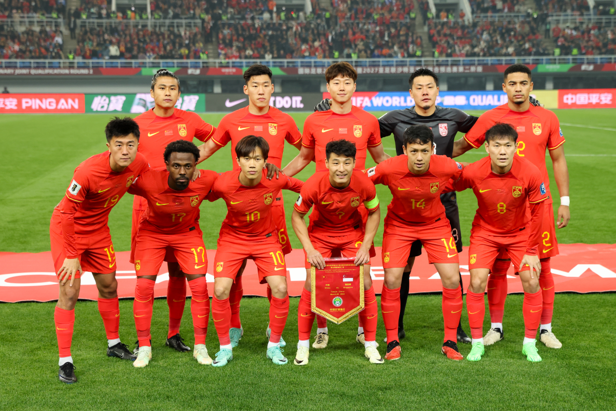 国内顶尖足球联赛火爆继续，球员们全力拼搏争胜的简单介绍