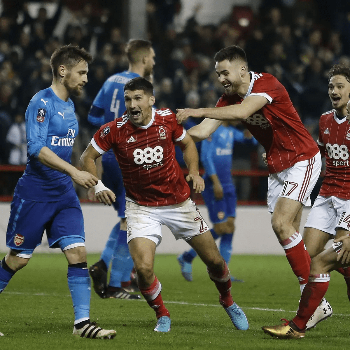 包含汉堡球员获得神奇复苏，助球队重返胜利之路的词条