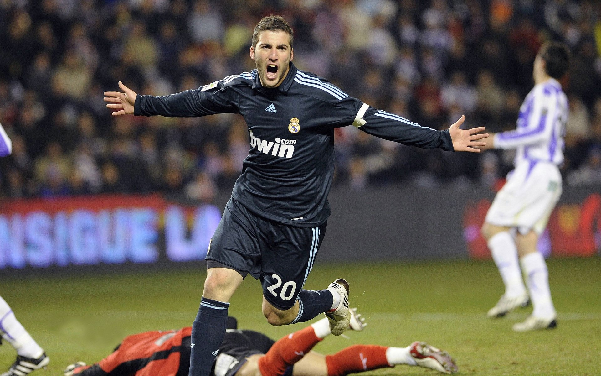 哈利伯顿爆发引领国王争冠路，关键战胜独行侠显黑马本色