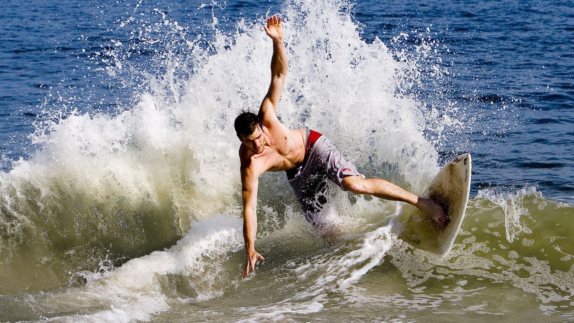 唯一性之战，塞维利亚掀翻冰岛式铁壁，罗德里用德比舞台定义不可替代